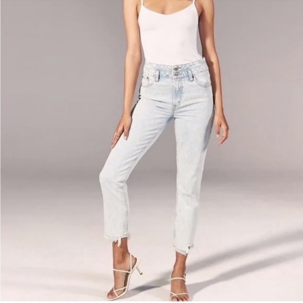 ABERCROMBIE & FITCH High‎ Rise Mom Jeans. Size 6